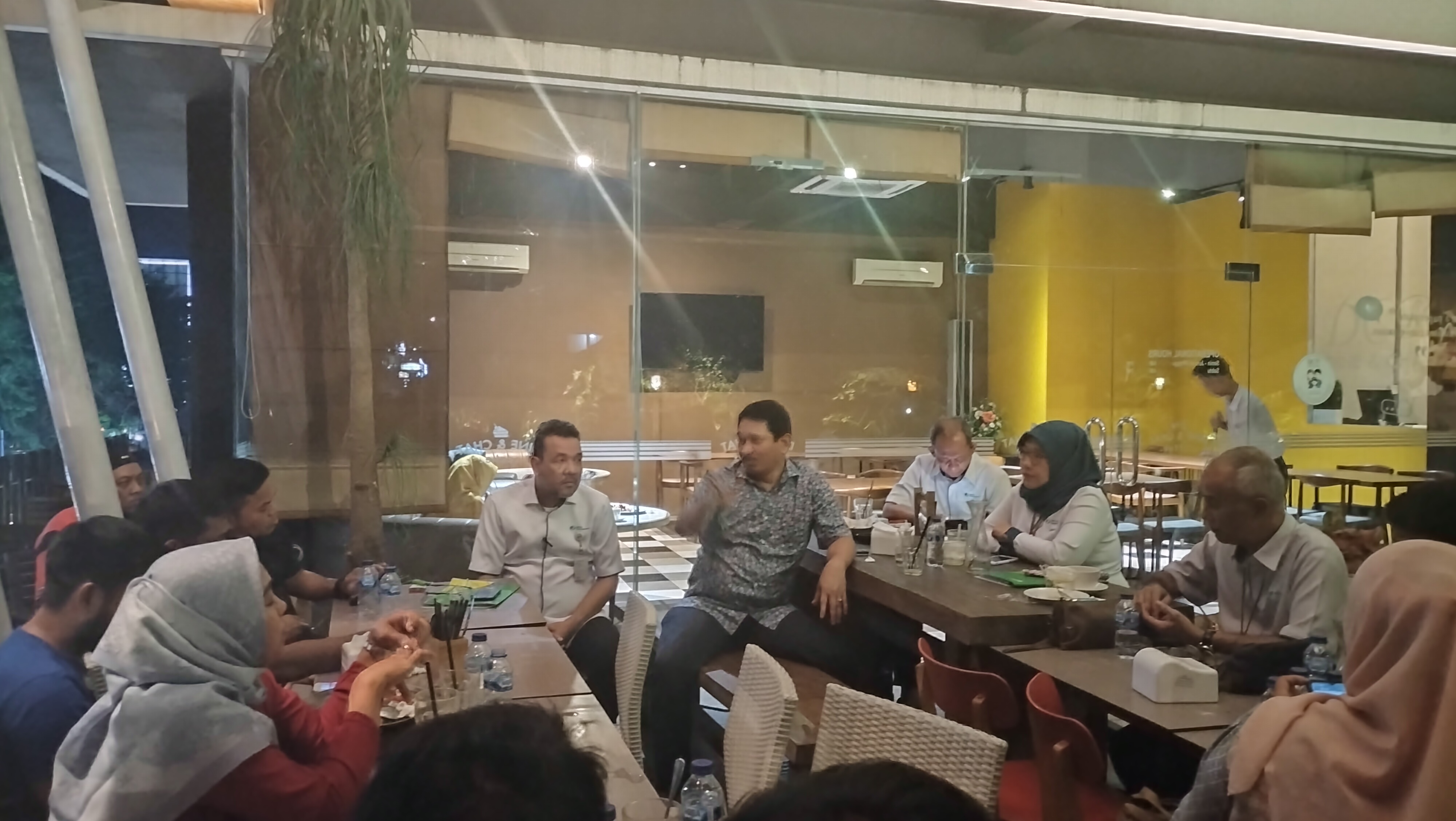 M. Syahrul didampingi Bambang Utama bersama awak media, Senin malam (18/9)
