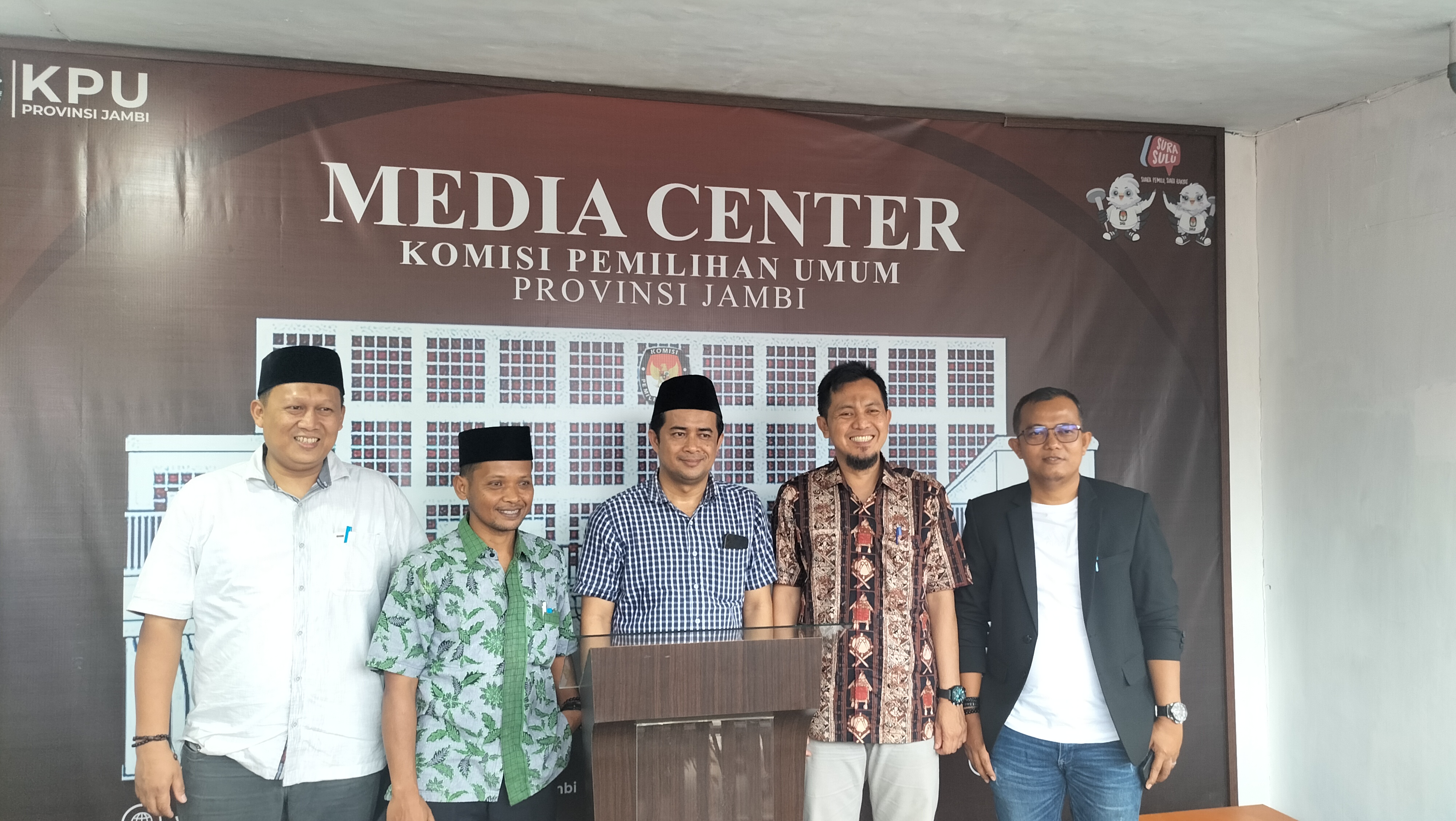 Komisioner KPU Provinsi Jambi saat memberikan keterangan pers DCT DPRD Provinsi Jambi, Jumat (3/11)