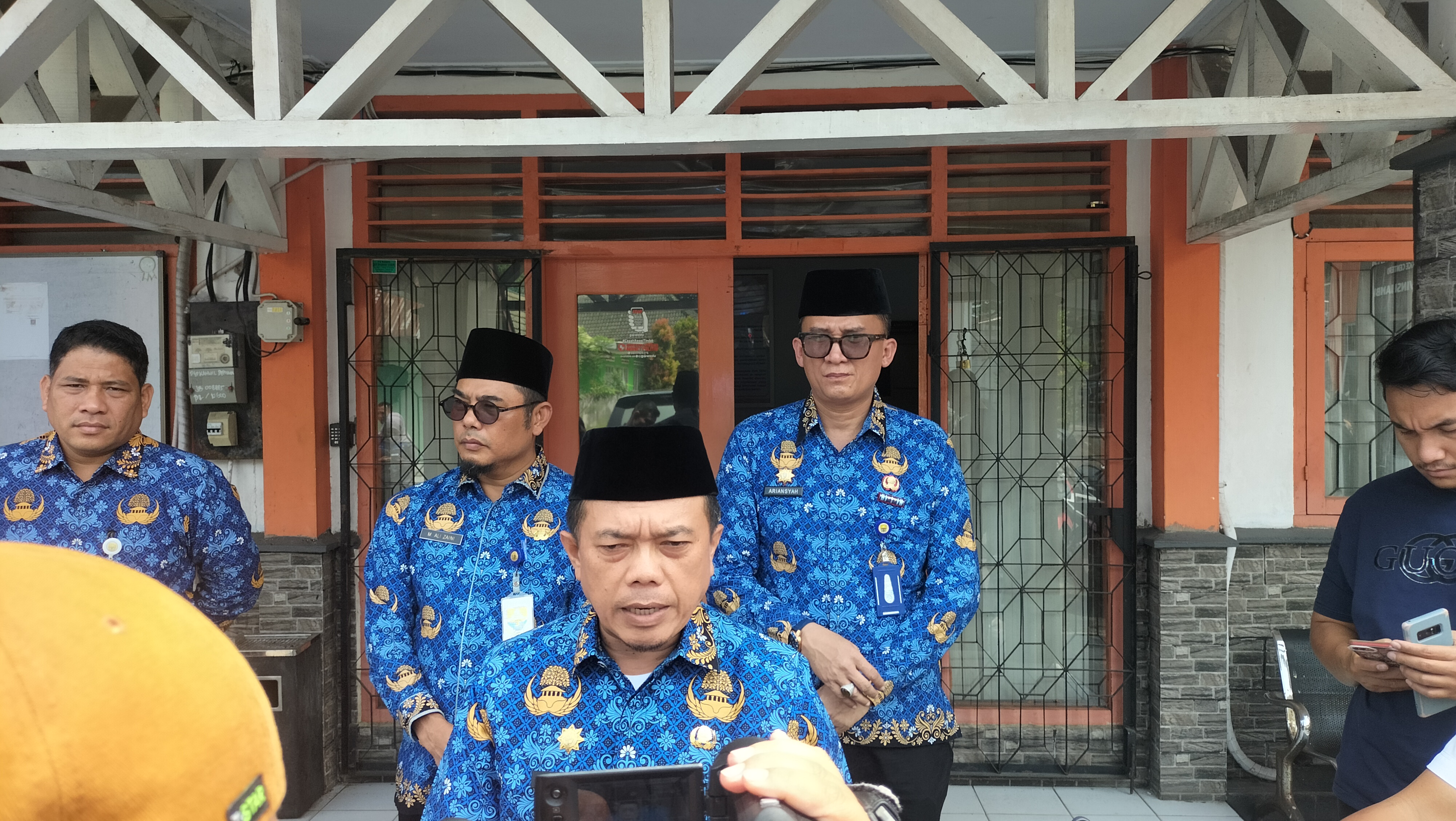 Al Haris saat wawancara dengan media usai penyampaian klarifikasi di Bawaslu Jambi, Kamis (29/11)