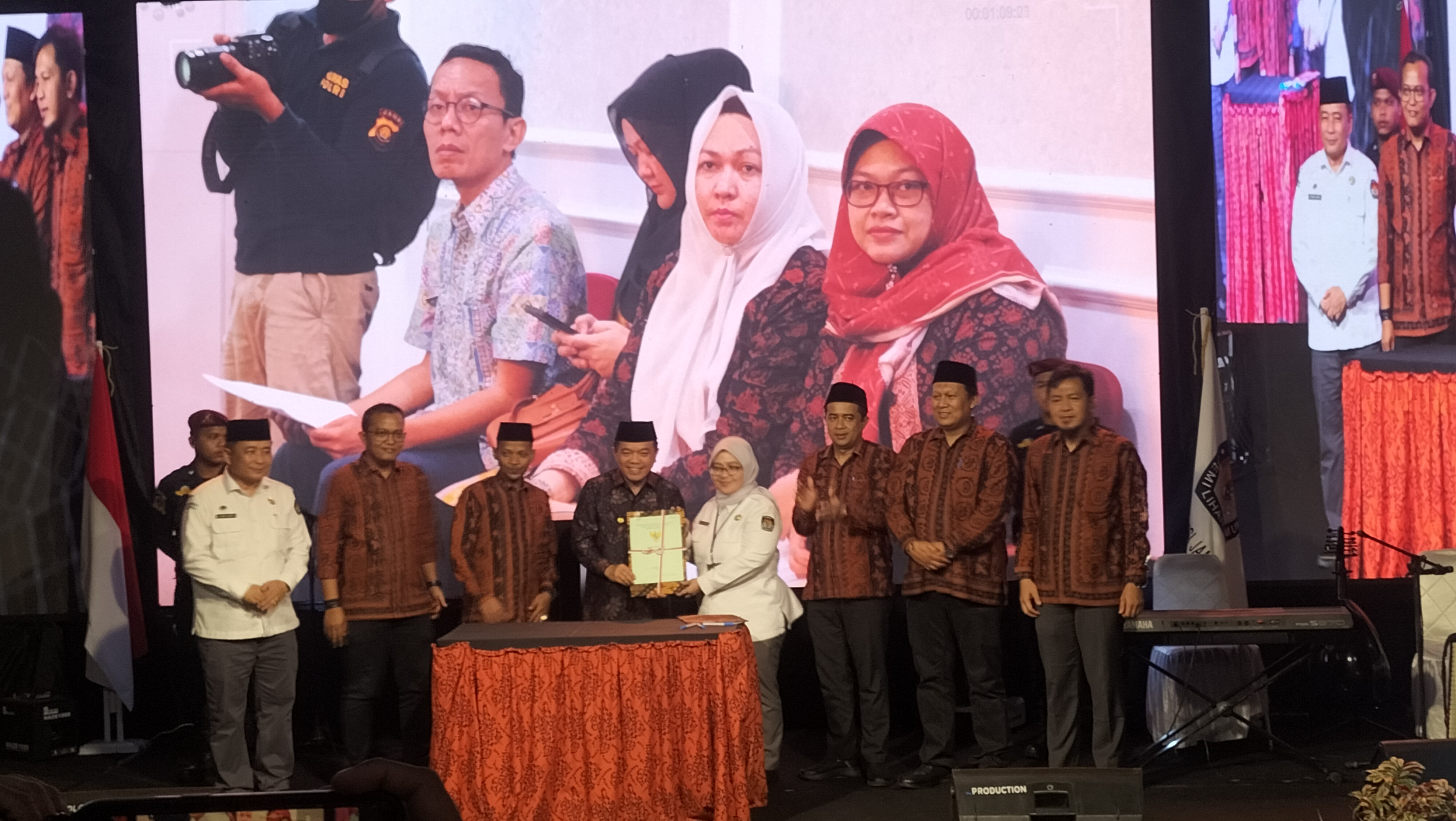 Al Haris saat hibahkan tanah dan bangunan ke KPU Provinsi Jambi, Senin malam (18/12)