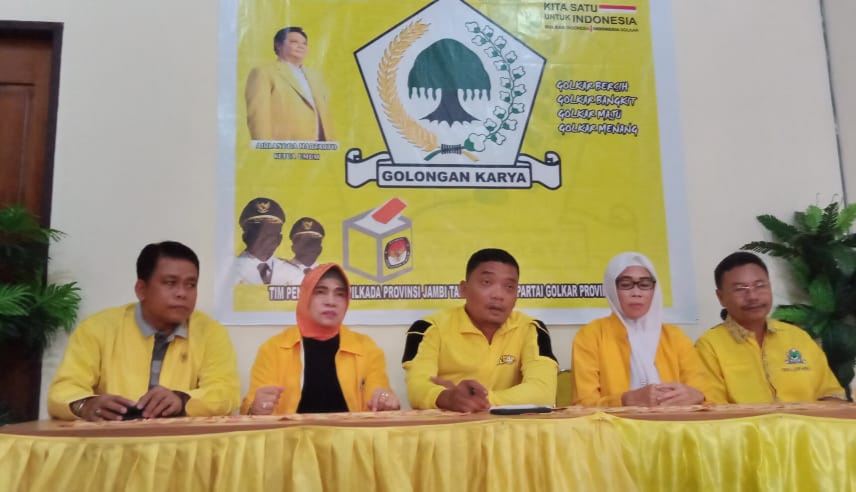 Pjs Sekretaris DPD I Golkar Provinsi Jambi, Gordon L Tobing (tengah) 