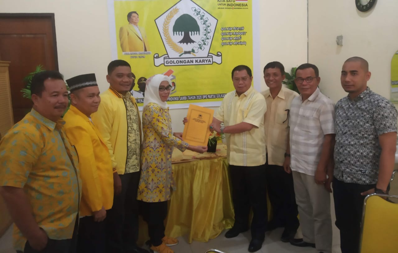 Ramli Taha saat ambil formulir penjaringan di DPD I Partai Golkar Jambi 