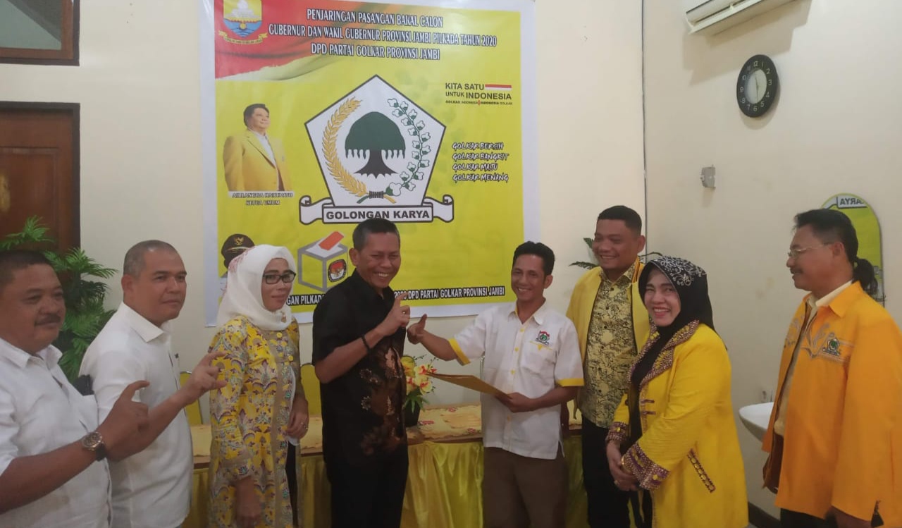 Tim CE saat ambil formulir penjaringan di DPD I Golkar Provinsi Jambi 