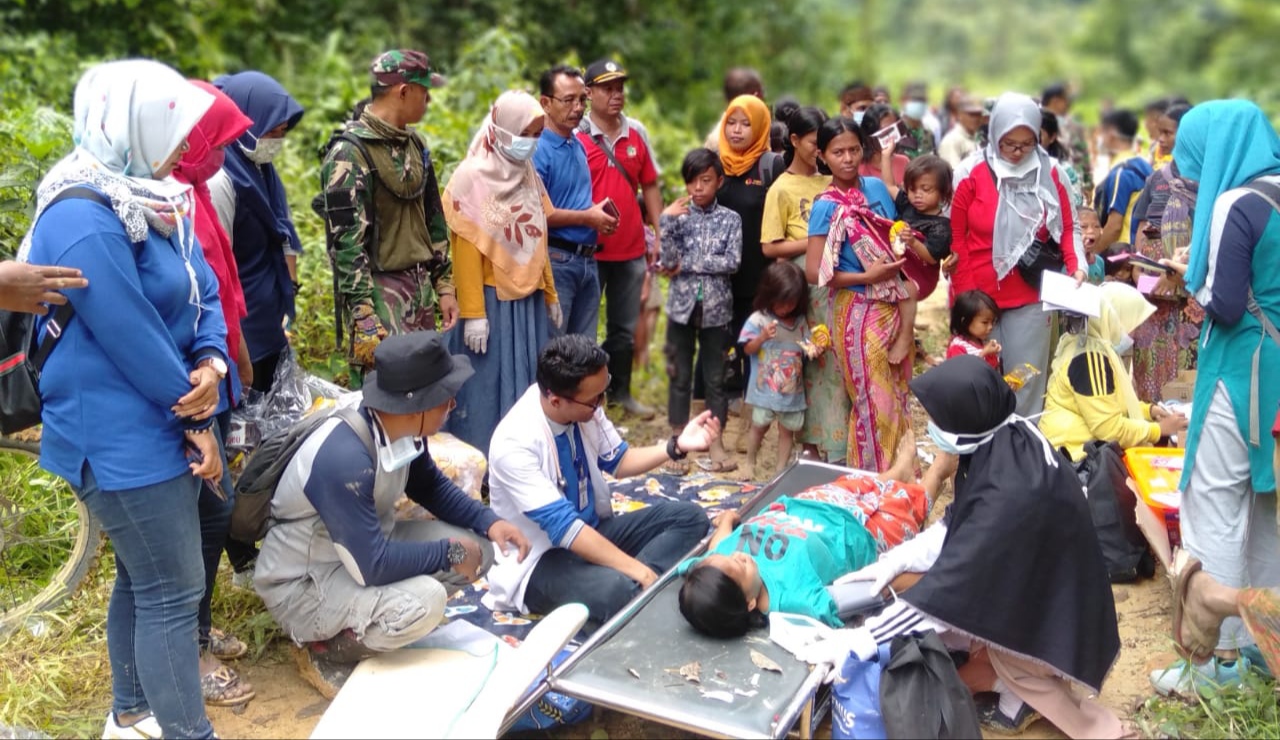 Kodim 0420/Sarko saat turun membantu warga SAD yang sakit