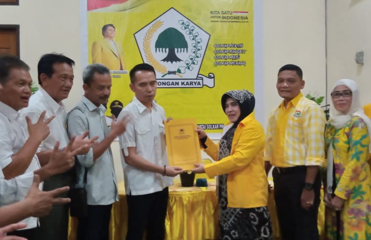 Tim Al Haris saat pengambilan formulir pendaftaran di Sekretariat Golkar Jambi 