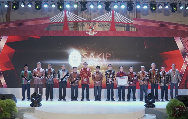 Gubernur Fachrori saat terima penghargaan B SAKIP