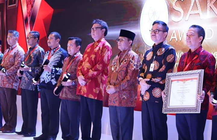 Bupati Merangin, Al Haris saat terima penghargaan SAKIP dari Menpan RB 