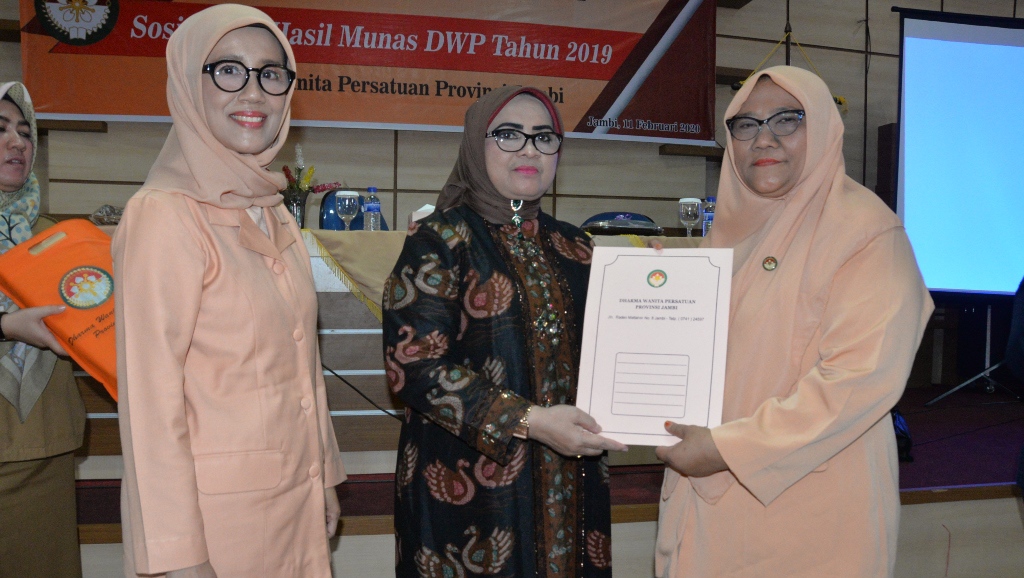 Rahima saat hadiri Sertijab DWP Provinsi Jambi 