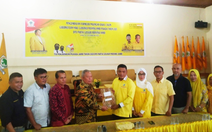 Safrial saat pengembalian berkas pendaftaran di DPD I Golkar Provinsi Jambi 
