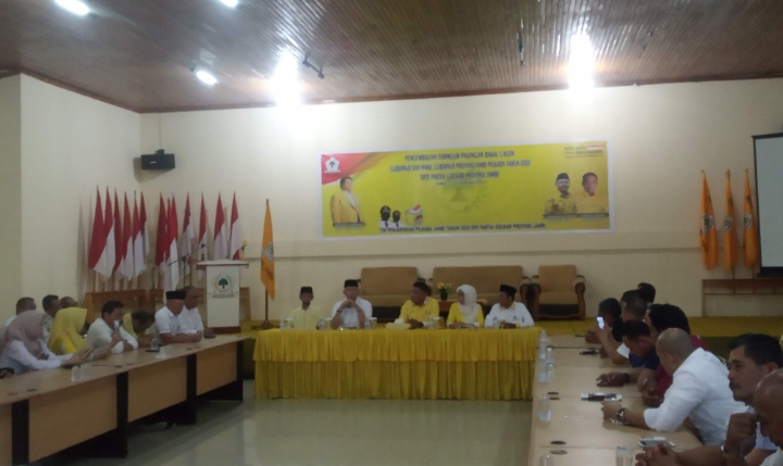 Bacagub Fasha saat pengembalian berkas pendaftaran di DPD Golkar Jambi 