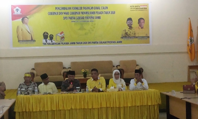 Fachrori Umar saat kembalikan berkas pendaftaran di DPD I Golkar Provinsi Jambi 