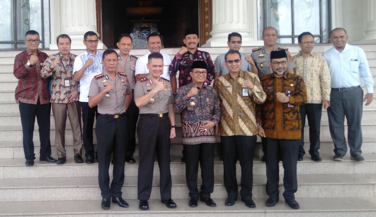 Gubernur Fachrori bersama Kapolda Jambi Irjen Pol Firman Shantyabudi 