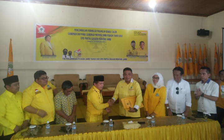 Bacagub Jambi, Al Haris saat pengambilan formulir pendaftaran di DPD I Golkar Jambi