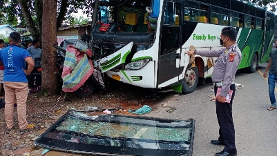 Tabrakan Bus Family Raya vs Carry Pick Up di Merangin, Sabtu (25/12) lalu