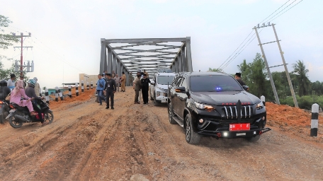 Bupati Anwar Sadat saat tinjau pengerjaan Jembatan Sugeng di Bram Itan Kanan