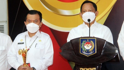 Al Haris saat terima penghargaan IGA 2021 dari Mendagri Tito