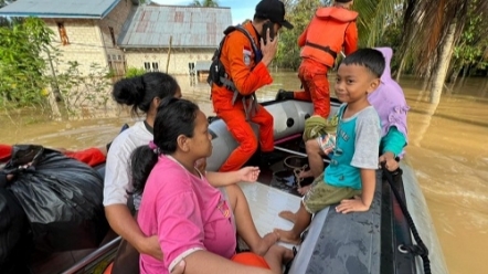 Tim Basarnas saat evakuasi ibu hamil yang terjabak banjir di Bungo