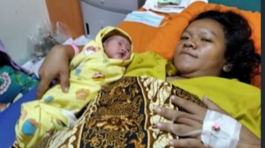 Sri Winarni dan bayinya