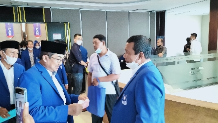 Romi Hariyanto (kanan) dan Anwar Sadat