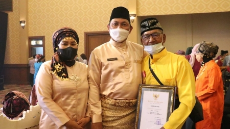 Wabup Hairan (tengah) saat hadiri Malam Keagungan Melayu Jambi 2022