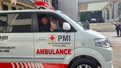 Syahrasaddin saat mengendarai mobil ambulance hibah Bank 9 Jambi