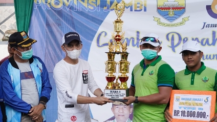 Ketua PODSI Jambi, Hasan Mabruri saat penyerahan juara lomba perahu memerihkan HUT ke-65 Jambi