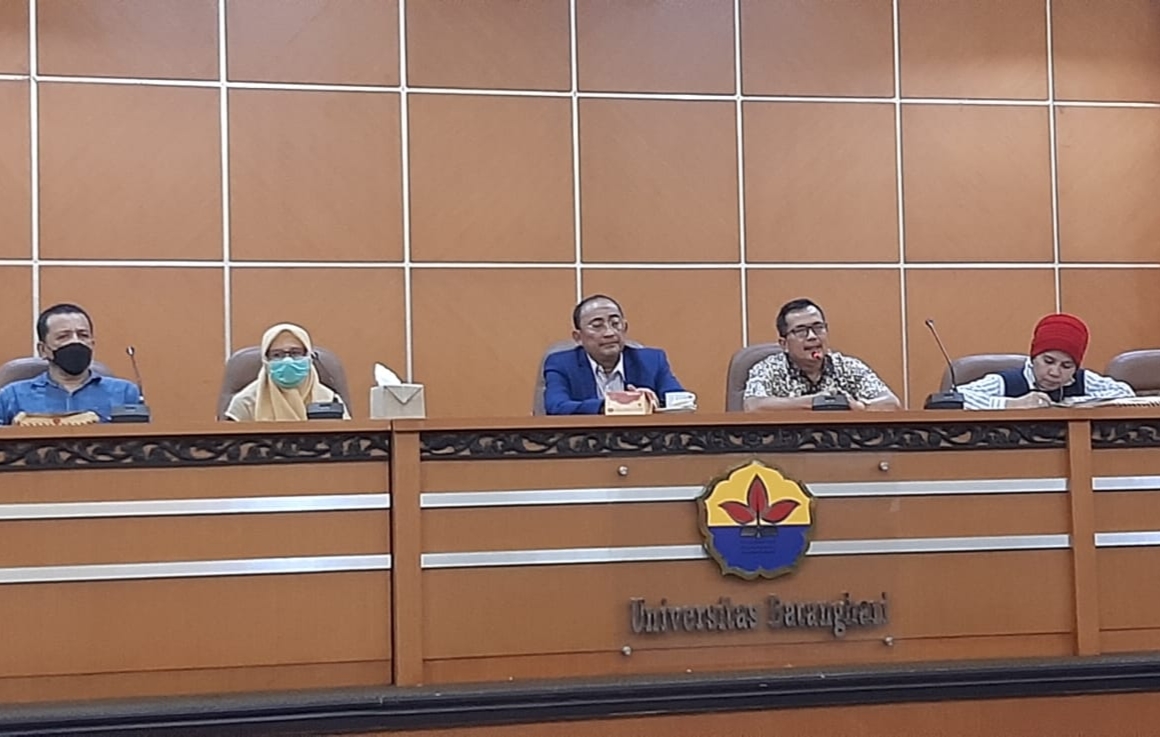 Firman Wijaya (tengah) bersama pihak Rektorat Universitas Batanghari