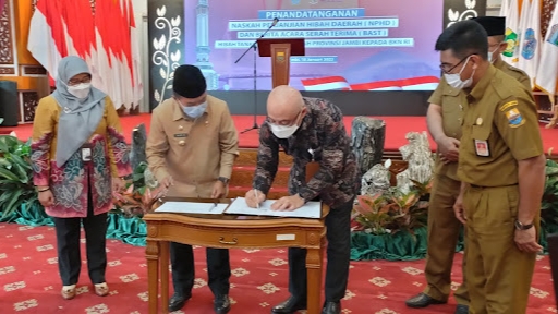 Gubernur Al Haris saat penandatanganan hibah tanah ke UPT BKN