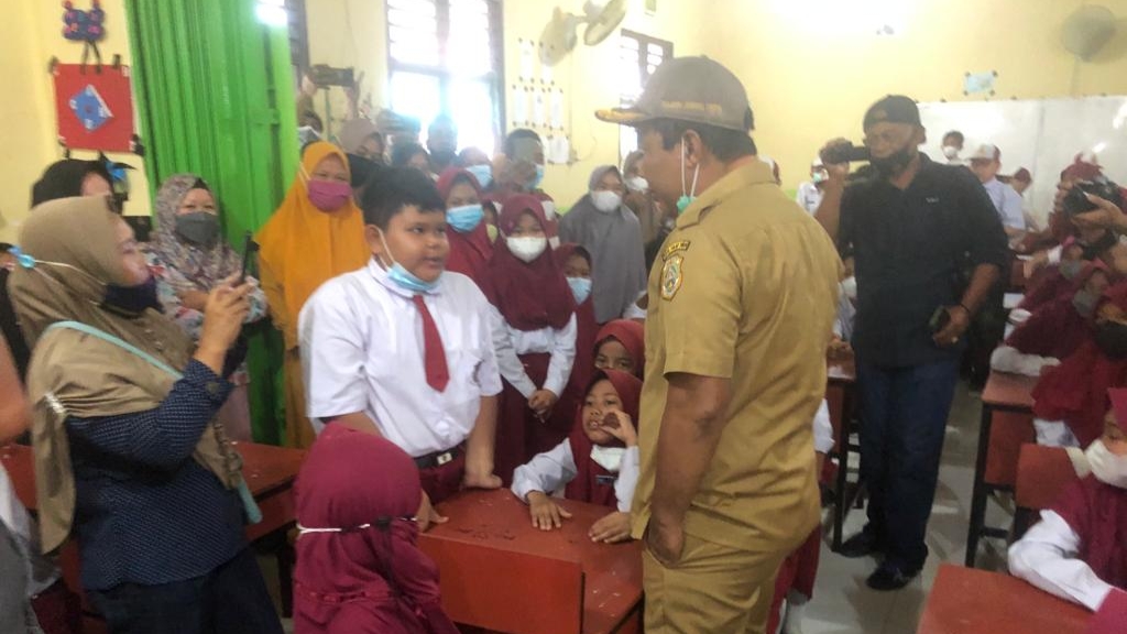Bupati Romi saat pantau vaksinasi Covid-19