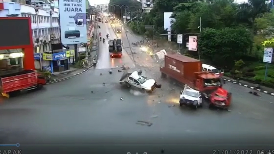 Kecelekaan teronton di Balikpapan