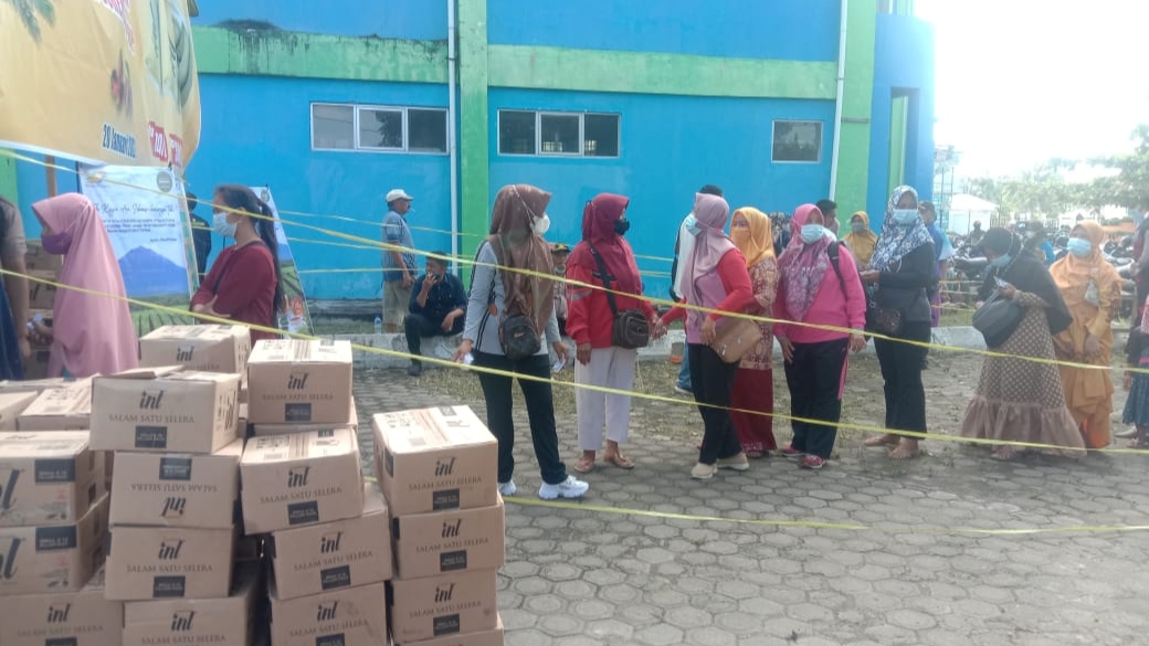 Emak-emak saat nengantre minyak goreng murah