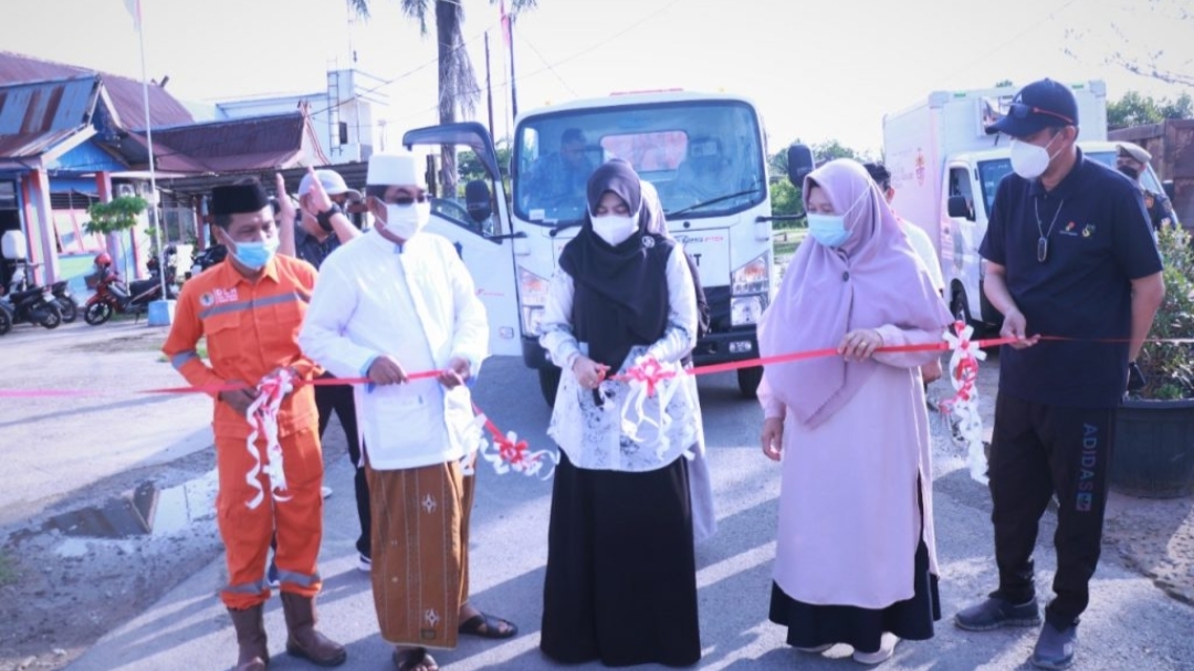 Bupati Anwar Sadat didampingi isteri saat resmikan mobil penanganan sampah wilayah ulu