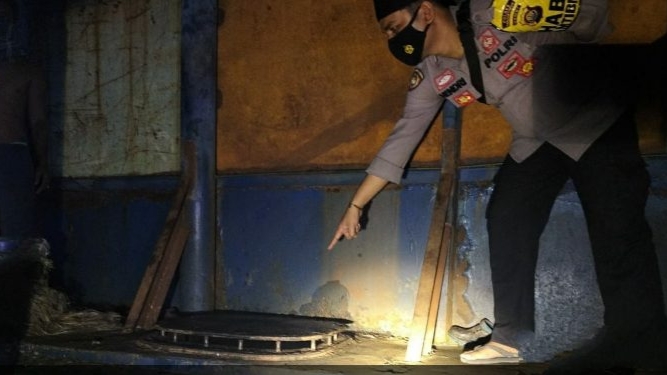 Petugas saat di lokasi lima pekerja PT KT keracunan gas