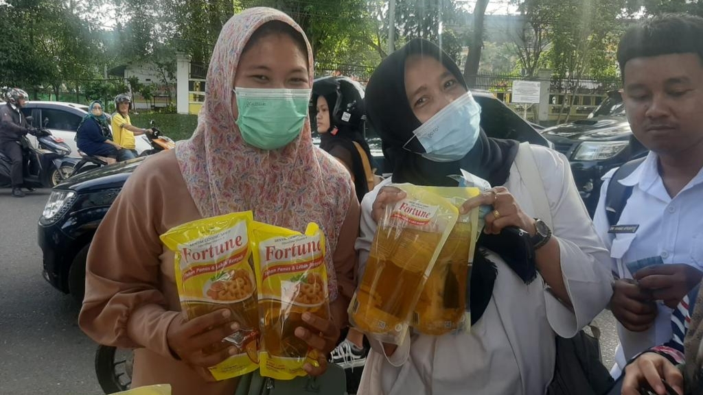 Emak-emak saat membeli minyak goreng di Pangan Murah Pemprov Jambi 