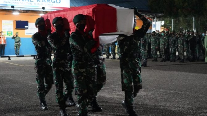 Upacara militer saat sambut kedatangan jenazah Praka Anumerta Tuppal Alomoan Baraza