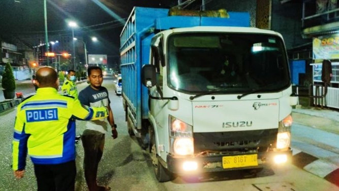 Polisi saat tilang truk batu bara