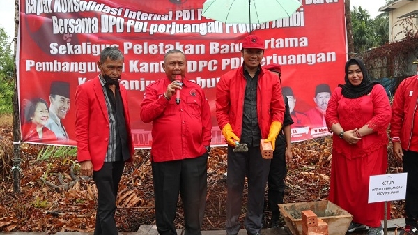 Edi Purwanto saat peletakan batu pertama pembangunan Kantor DPC PDI Perjuangan Tanjab Barat 