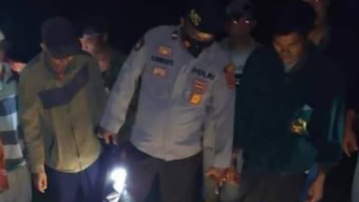 Polisi dan warga saat cek TKP penemuan mayat dalam karung di Jangkat Merangin 