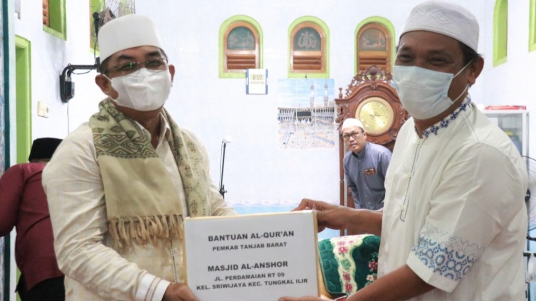 Bupati Anwar Sadat saat serahkan bantuan CSR