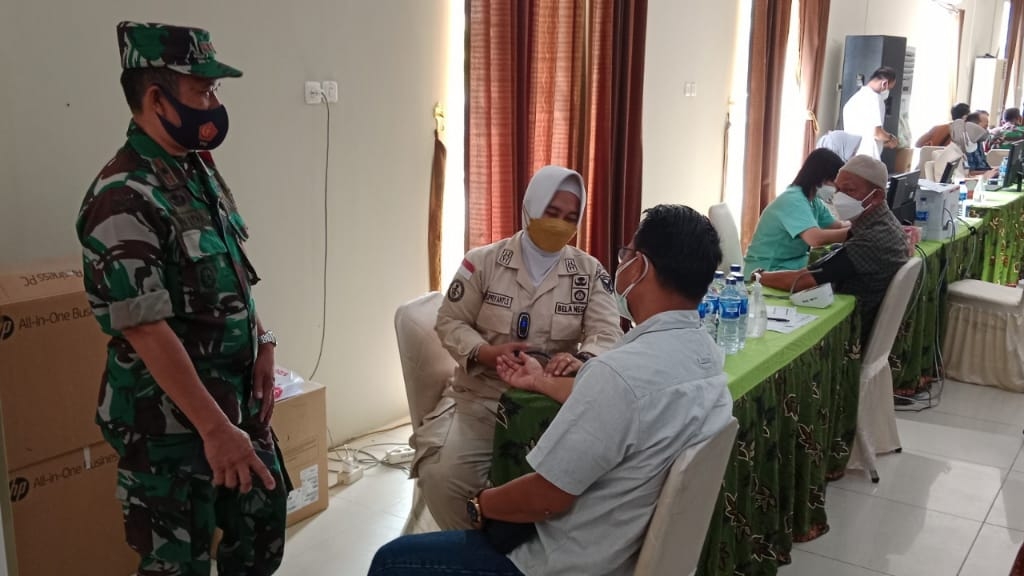 Dandim 0415/Jambi saat pantau vaksin boster