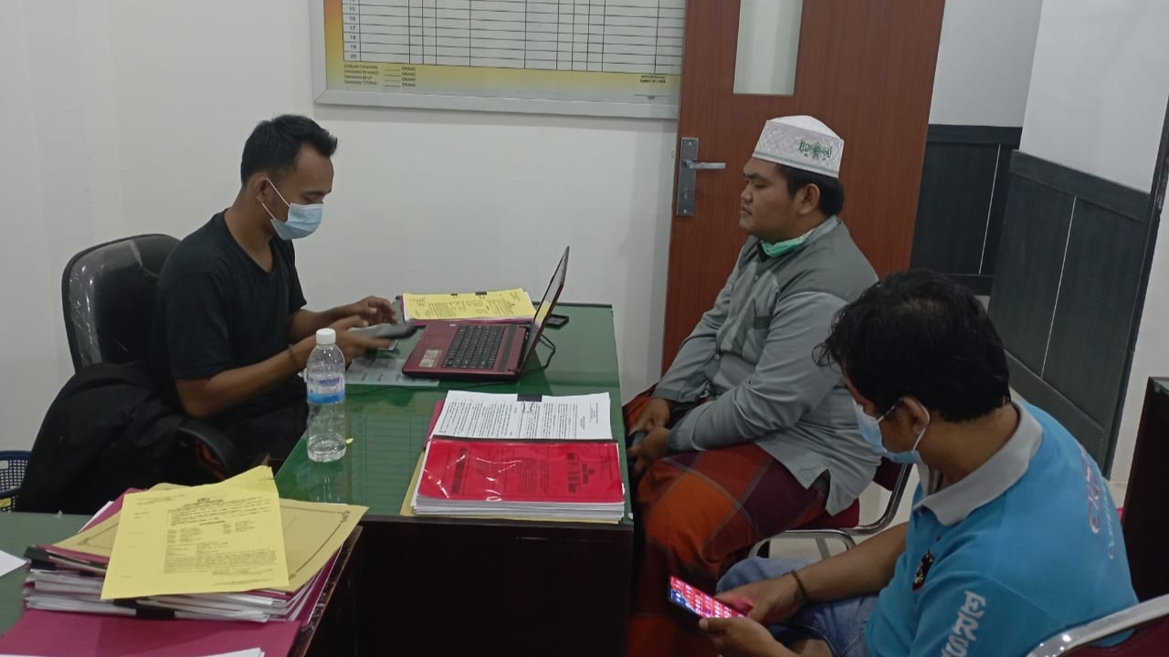 Pimpinan Ponpes Al Amin Batanghari saat diperiksa polisi