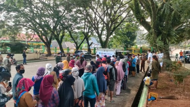 Antusias masyarakat saat antri minyak goreng murah di Merangin 
