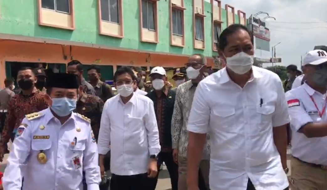 Menteri Luthfi disampingi Al Haris saat sidak minyak goreng di Pasar Angso Duo Baru Jambi 