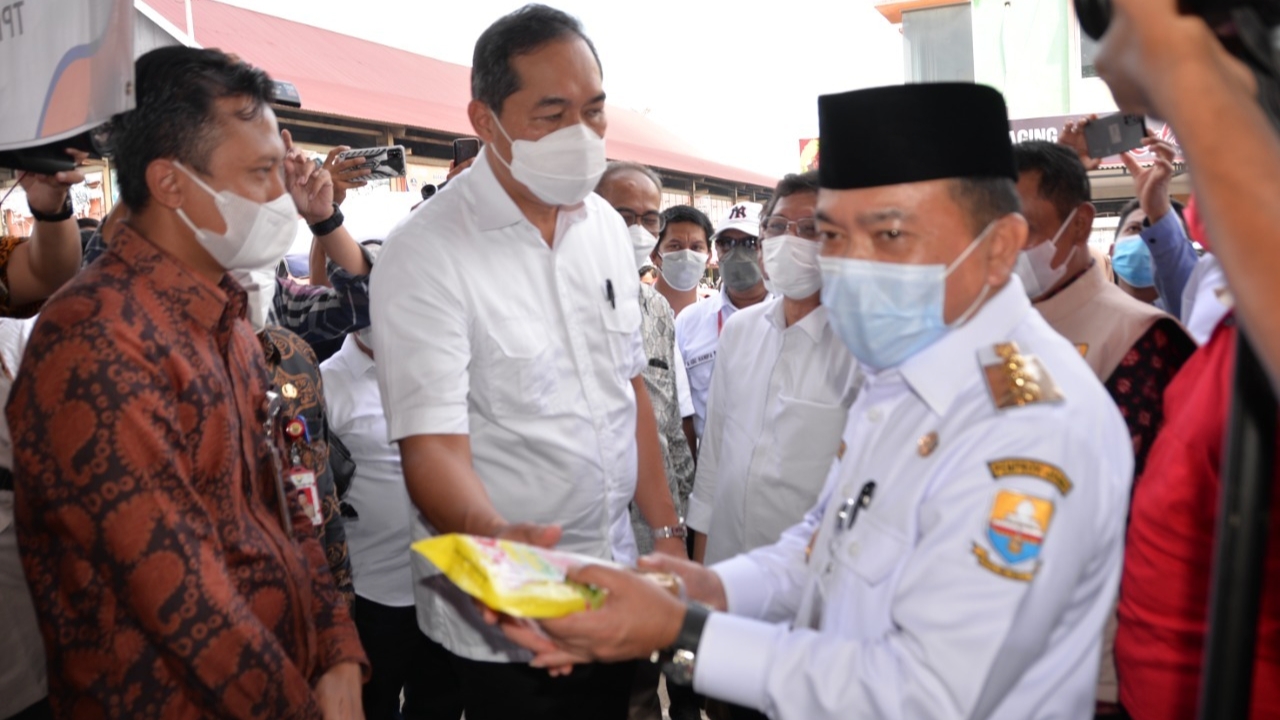 Gubernur Al Haris saat dampingi Menteri Perdagangan sidak di Pasar Angso Duo Baru Jambi 