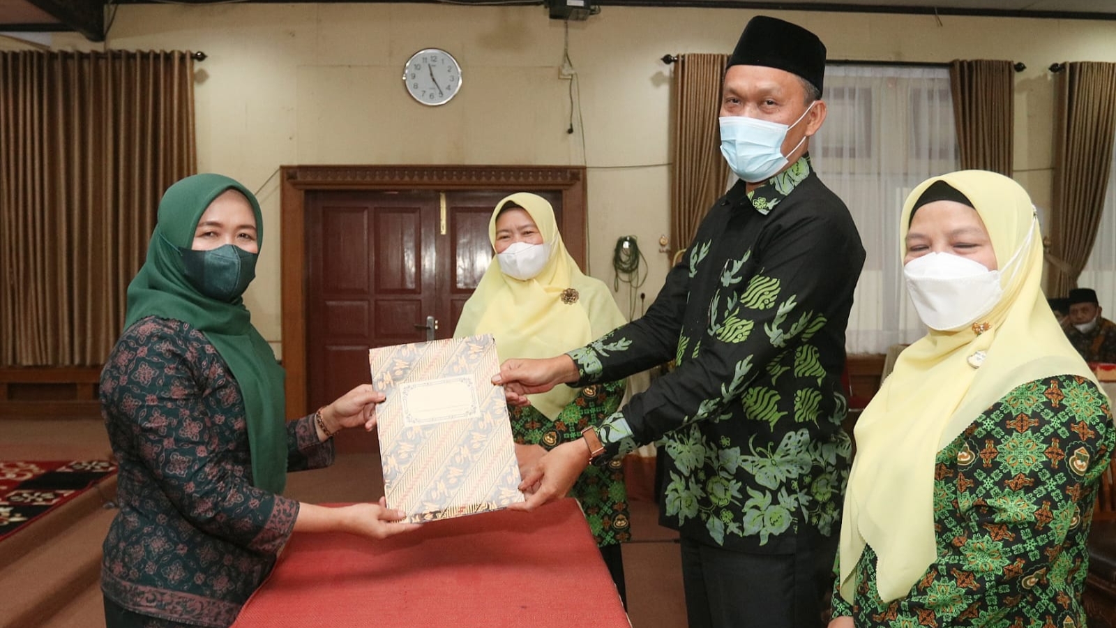 Kakanwil Kemenag Jambi saat kukuhkan Hesti Haris jadi Ummi Raudhatul Athfal 