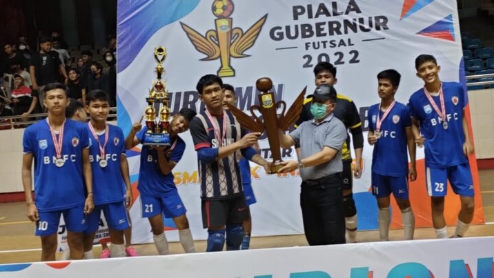 Al Haris saat serahkan piala Gubernur Futsal 2022 antar sekolah 