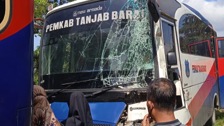 Bus Pemkab Tanjab Barat saat sedang membawa anak-anak TK kecelakaan di Sengeti