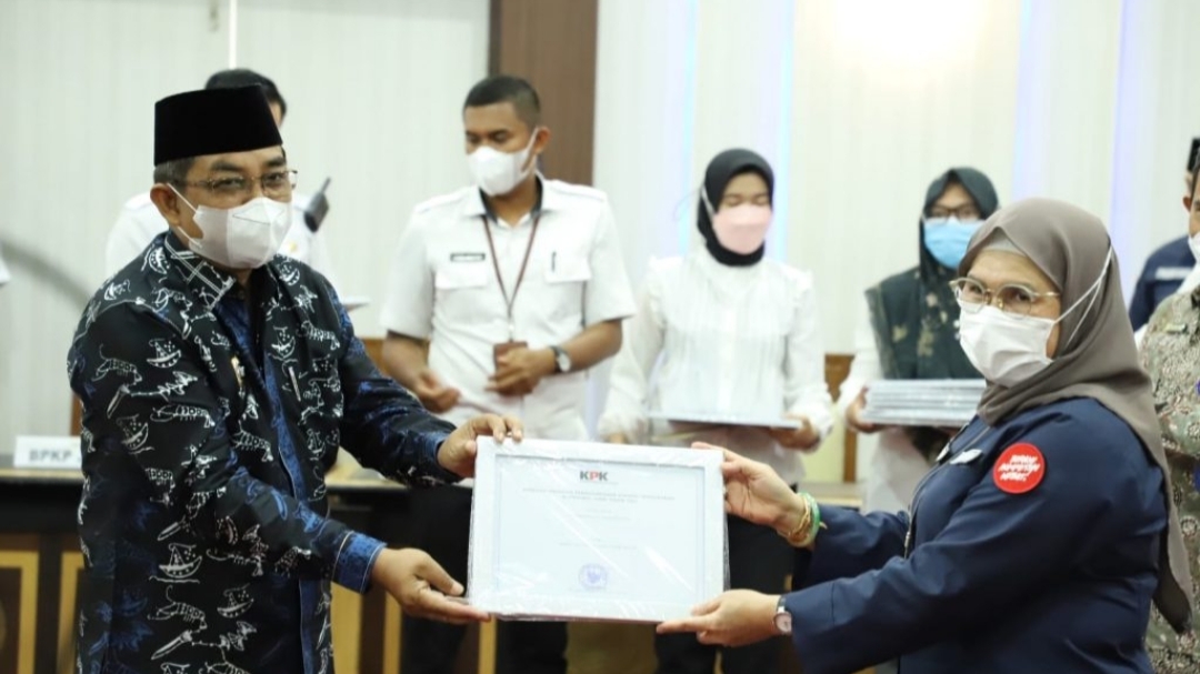 Bupati Anwar Sadat saat raih penghargaan dari KPK