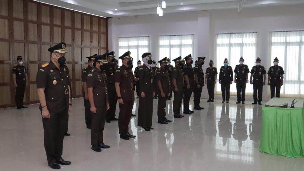 Kajati Jambi saat melantik Wakajati dan 7 pejabat eselon III