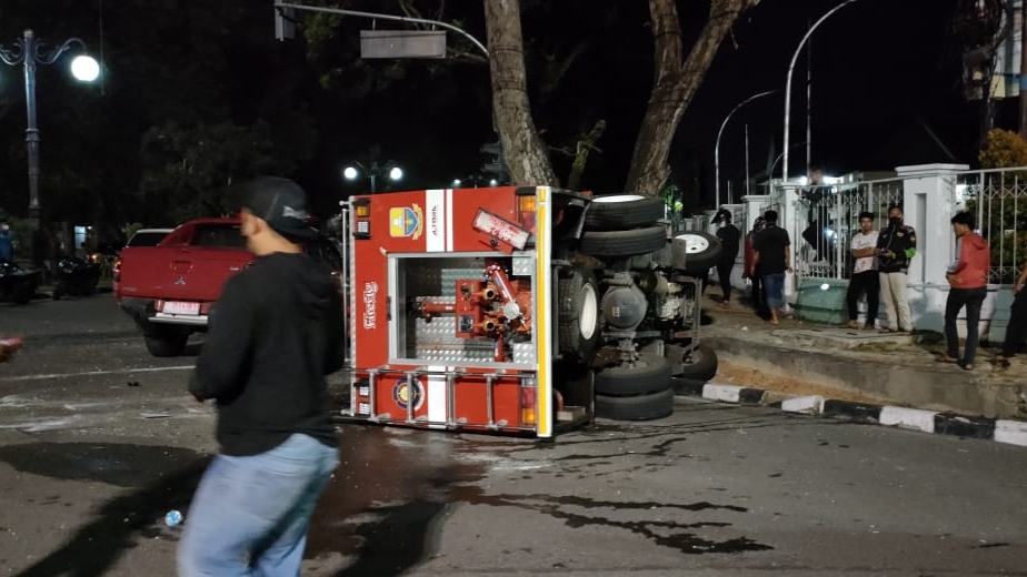 Dua mobil damkar bertabrakan saat padamkan Rumdis Wagub Jambi terbakar